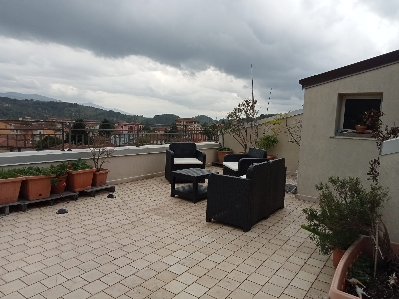 attico con grande terrazza e garage